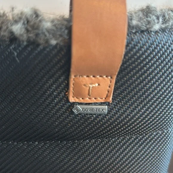 Clark’s Gor-Tex Black Winter Boots with Faux Fur Lining - Picture 2 of 6